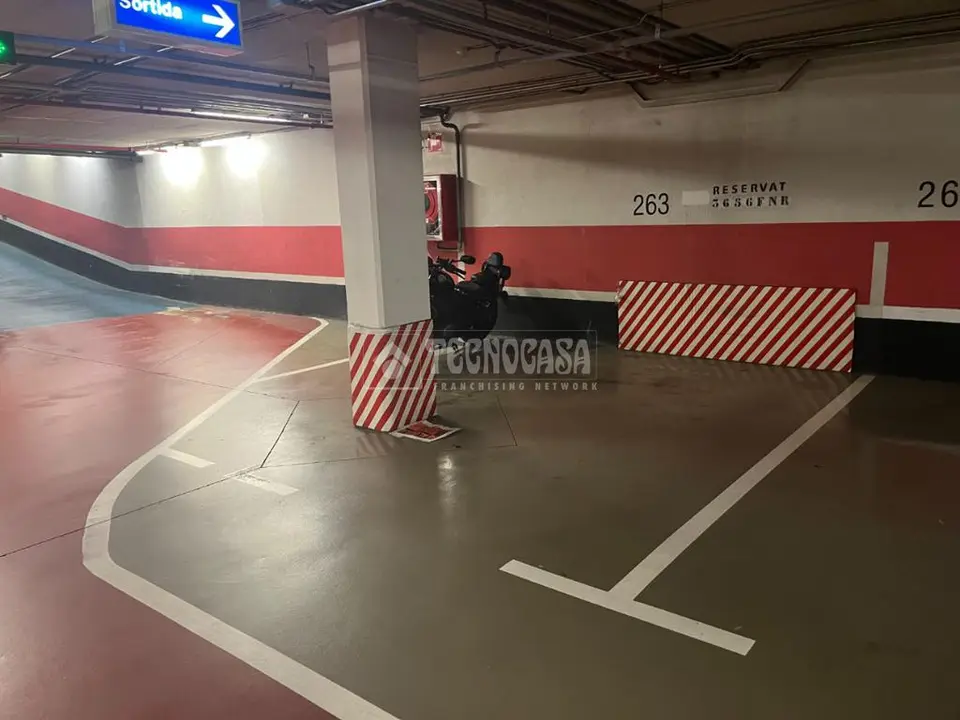 Box/plaza de garaje en venta en Ciutat Vella en La Barceloneta en Barcelona