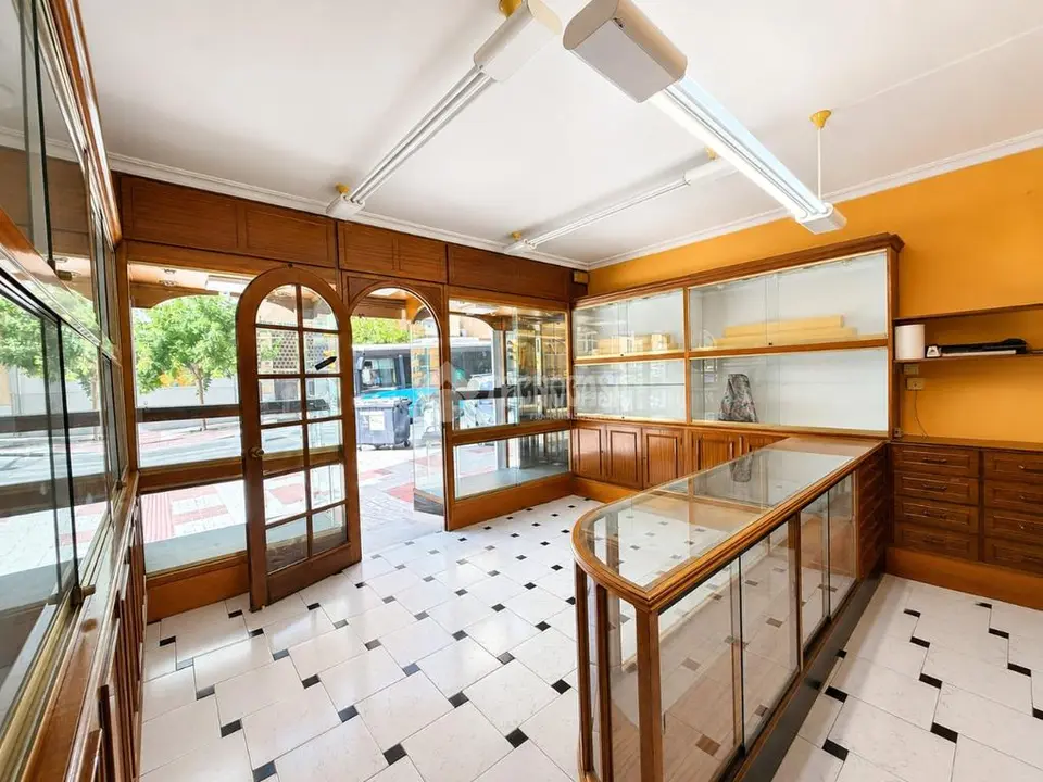 Local comercial en alquiler en Calle Martínez de la Rosa en Trinidad - Miraflores - Carlinda en Málaga